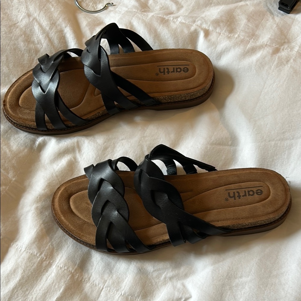 Earth Women's Black Sandals - Picture 3 of 5